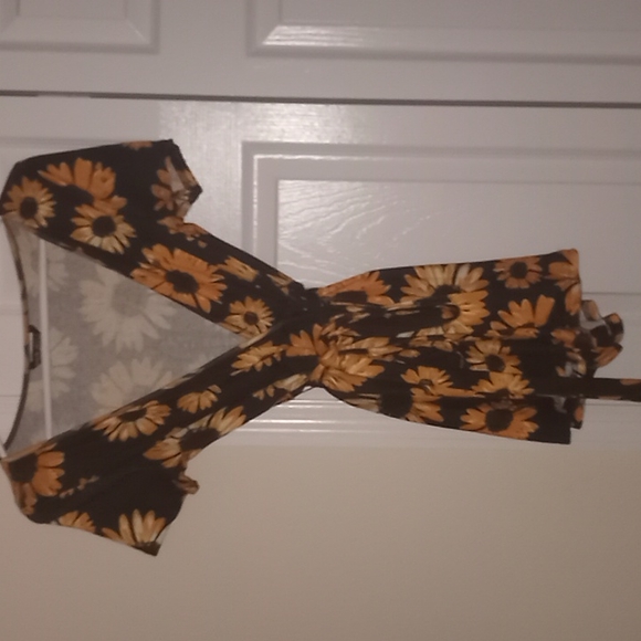 This is a beautiful romper from Shein, it has beautiful sunflower prints. - Picture 4 of 4